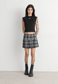 Tommy Jeans SLIM RUCHE SCRIPT TEE - Camiseta básica - black