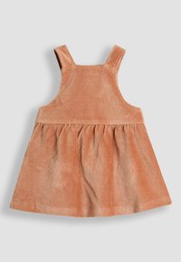 Vestido de pana en suave color durazno, con tirantes anchos, un cuerpo ajustado y una falda acampanada con textura de rayas verticales.