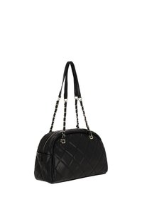 Bolso negro acolchado con doble asa. Presenta una textura de cuero suave y un cierre de cremallera. Detallado con cadenas en las correas.