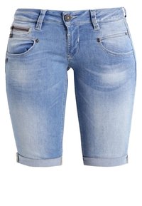 Svetle modré denimové šortky s středním páskem, ohrnutým lemem, dvěma předními kapsami a malou zipovou kapsou na levé straně.