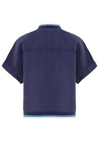 Granatowa koszulka z krótkim rękawem o fakturowanym wykończeniu. Posiada ryżowy kołnierzyk w niebieskie i białe paski oraz elastyczny dół.