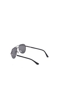 Lunettes de soleil aviateur gris foncé avec une fine monture métallique noire et des branches noires incurvées sur fond blanc.