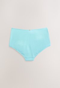 Sous-vêtements féminins bleu clair taille haute avec un petit pendentif décoratif au centre de la ceinture sur un fond uni.