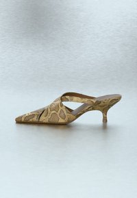 Μπαλαρίνα mule με μυτερή μύτη, μοτίβο δέρματος φιδιού σε αποχρώσεις καφέ και ταμπά και χαμηλό τακούνι kitten σε ανοιχτό γκρι φόντο.