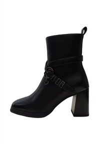Stivale alla caviglia nero con tacco quadrato chunky, realizzato in pelle liscia, punta affusolata e una fibbia decorativa con un particolare a forma di cuore.