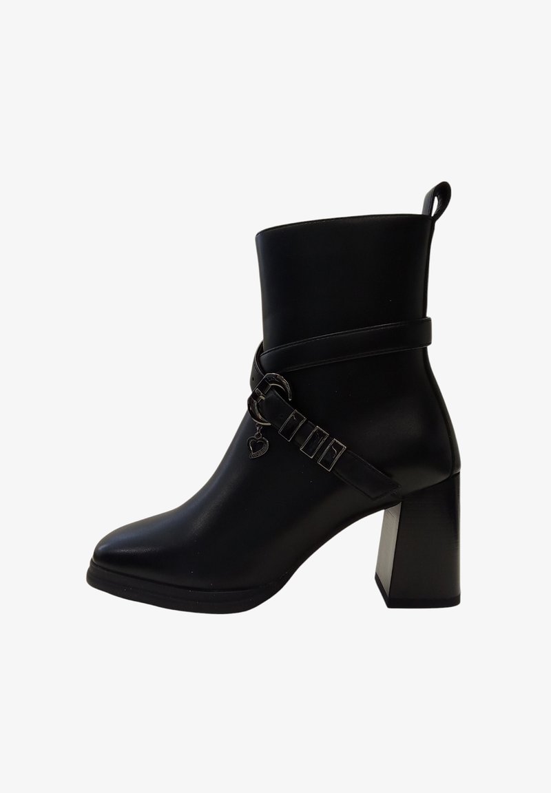 Stivale alla caviglia nero con tacco quadrato chunky, realizzato in pelle liscia, punta affusolata e una fibbia decorativa con un particolare a forma di cuore.
