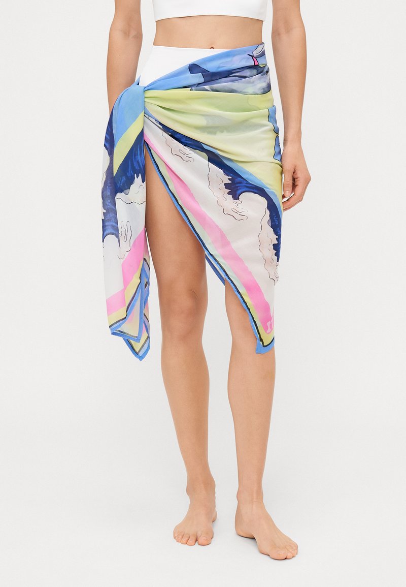Foulard stampato colorato con design di onde oceaniche, principalmente blu, verde e rosa, realizzato in tessuto leggero e fluido, che mostra una consistenza morbida.