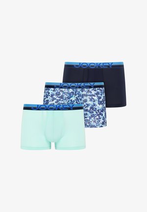 Drei Boxershorts für Herren in Blautönen: einfarbig dunkelblau, blau-weißer Camouflage und einfarbig hellblau, alle mit blauen Jockey-Logo-Bundbändern.