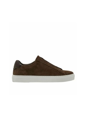 Brązowy zamszowy niski sneaker z białą gumową podeszwą i ciemnobrązową łatką na pięcie, widoczny z boku na białym tle.