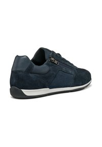 Sneaker blu navy realizzati in un mix di suede e tessuto a rete, con chiusura a zip, tacco imbottito e suola bianca.