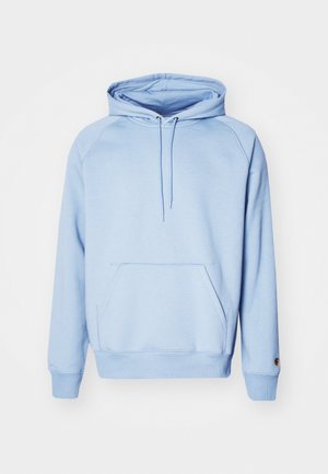 Sweat à capuche bleu clair en tissu doux, avec une poche avant, un cordon de serrage et des poignets côtelés. Texture lisse et design simple.