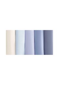 Vijf rollen stof zijn tentoongesteld, variërend van lichtbeige tot verschillende tinten blauw, met een gladde textuur en effen kleuren.