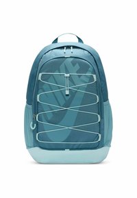 Teal Nike-reppu, jossa on suuri logo, naru-yksityiskohtia ja kaksinkertaiset vetoketjut, suunniteltu käytännölliseen käyttöön ja ulkoilma-aktiviteetteihin.