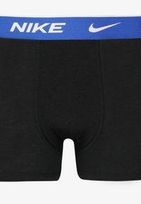 Zwarte boxershorts met een blauwe elastische tailleband met het "NIKE" logo in het wit. Gladde stof met contrasterende stiksels.