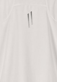 Vit tyg T-shirt med en jämn textur. Har ett svart vertikalt linjemönster på baksidan, placerat i två kluster nära halsringningen.