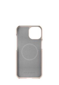 Lys grå telefoncase med en tekstureret overflade, der har en udskæring til kameraet og et cirkulært designelement på bagsiden.