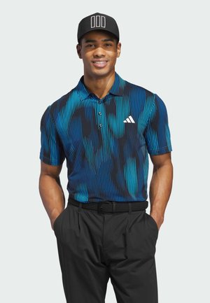 Koszulka polo z krótkim rękawem w niebiesko-czarny pionowy wzór w paski, z kołnierzykiem na guziki i białym logo. Połączona z czarnymi spodniami.