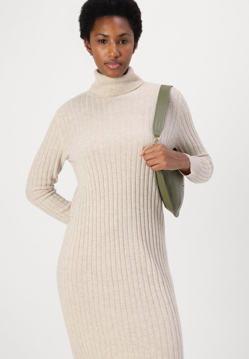 Turtleneck Cashmere Strickkleid BEIGE CASHMERE TURTLENECK SWEATER