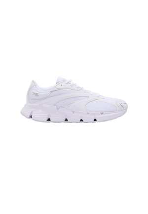 Witte sportschoen met een bovenwerk van gestructureerd mesh, een gedempte, gesegmenteerde zool en veters, zijaanzicht tegen een effen witte achtergrond.