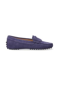 Lila Wildlederslipper mit strukturiertem Blatt und dekorativer Naht. Schwarze Gummisohle mit kleinen Rillen für Grip. Seitenansicht.