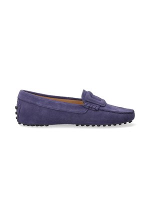Lila Wildlederslipper mit strukturiertem Blatt und dekorativer Naht. Schwarze Gummisohle mit kleinen Rillen für Grip. Seitenansicht.