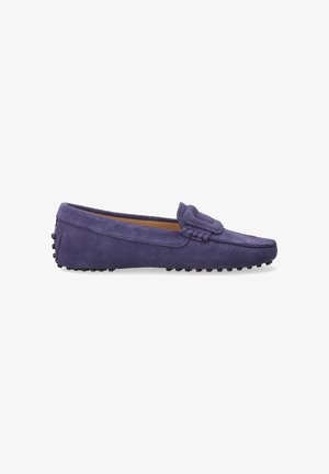 Lila Wildlederslipper mit strukturiertem Blatt und dekorativer Naht. Schwarze Gummisohle mit kleinen Rillen für Grip. Seitenansicht.