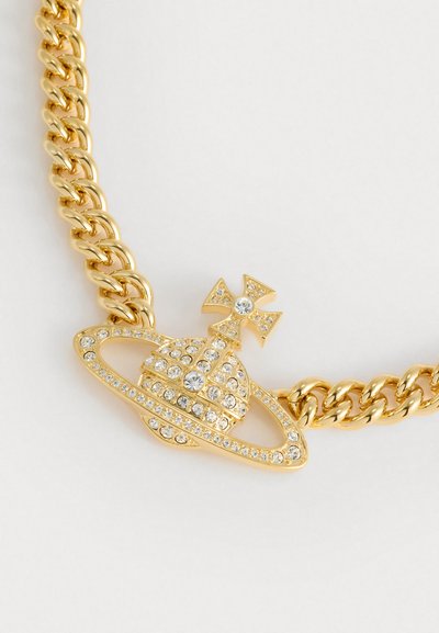 Colar de corrente de ouro com um pingente de planeta adornado com cristais e um detalhe em forma de cruz, exibindo uma superfície brilhante e texturizada.