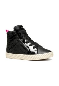Czarne sneakersy w stylu high-top z błyszczącym wykończeniem, z teksturowanymi akcentami i białą gumową podeszwą. Posiadają różową pętelkę do ściągania i czarne sznurowadła.
