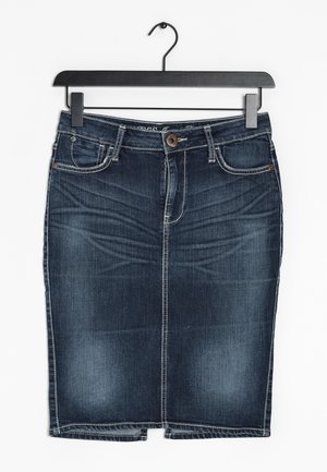 Donkerblauwe denim kokerrok met knopen aan de voorkant, zakken en riemlussen, hangend aan een zwarte hanger tegen een witte achtergrond.