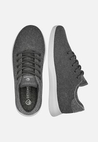 Graue Strick-Sneaker mit runder Zehenpartie, Schnürdesign und weißer Gummisohle. Verfügt über ein strukturiertes Obermaterial und ein Logo auf der Zunge.