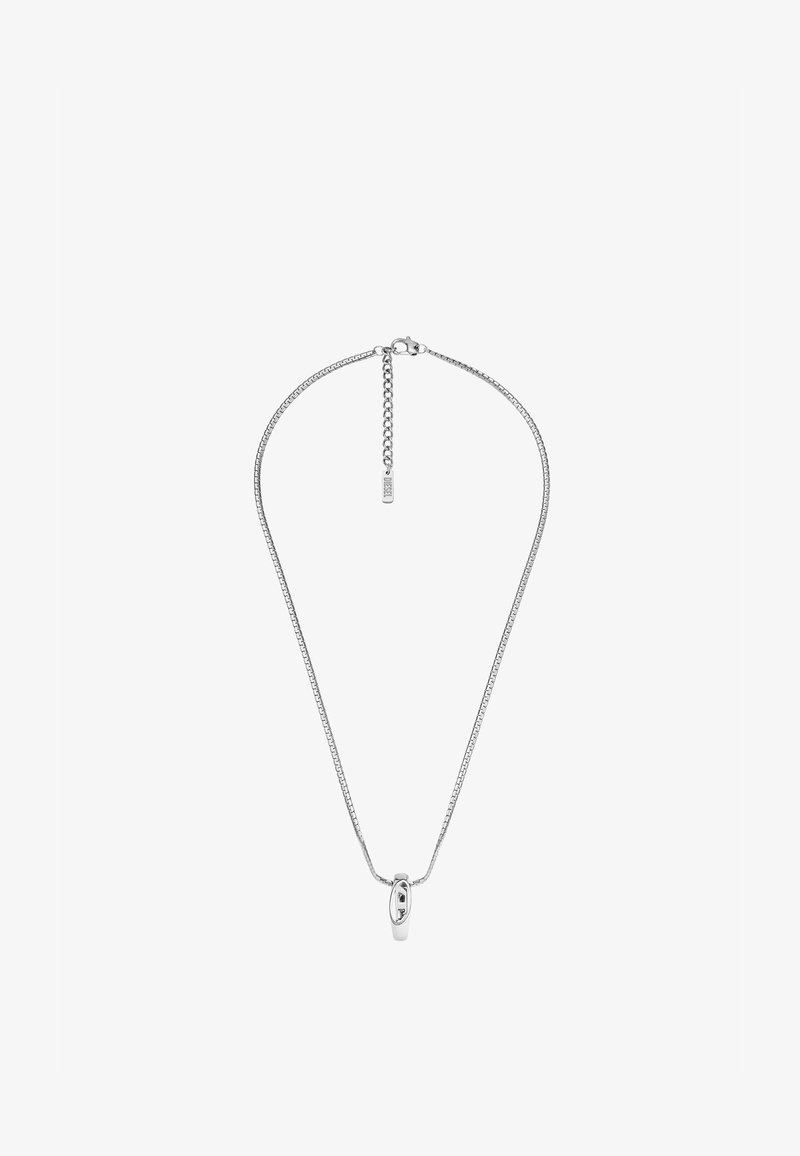 Collier en chaîne argentée avec un petit pendentif en argent en forme d'anneau et un fermoir à boucle ajustable avec une étiquette.