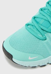 Nike atletska obuća u tirkiznoj mreži s teksturiranim gornjim dijelom, s ravnim vezicama, podstavljenim đonom i crnim gumenim vrhom od pete.