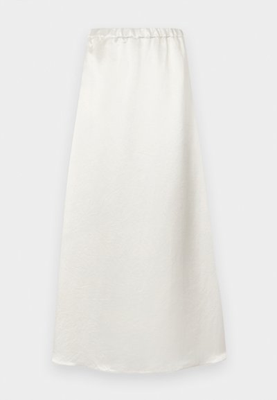 Hvit, ankellang skjørt laget av et glatt, lett stoff med en rynket midjebånd og en subtil teksturert finish.