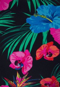 Tecido preto com flores tropicais vibrantes, incluindo hibiscos azuis, orquídeas cor-de-rosa e folhas verdes, com texturas e contornos detalhados.