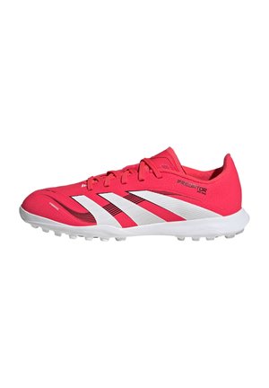 Des chaussures de football rose vif avec un design élégant, une tige texturée, des accents blancs et un logo à trois bandes bien visible sur le côté.