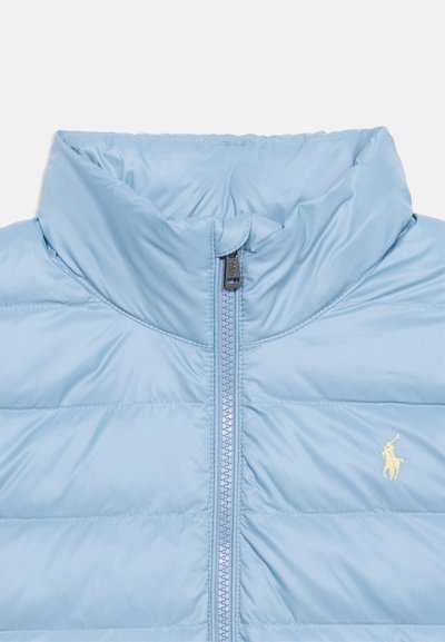 Ανοιχτό μπλε επενδυμένο μπουφάν με ψηλό γιακά, φερμουάρ μπροστά και μικρό κίτρινο κεντημένο λογότυπο παίκτη πόλο στο στήθος.