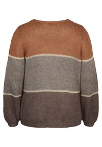 Suéter de punto texturizado con rayas horizontales en óxido, beige, gris y marrón, con un cuello redondo y hombros caídos.