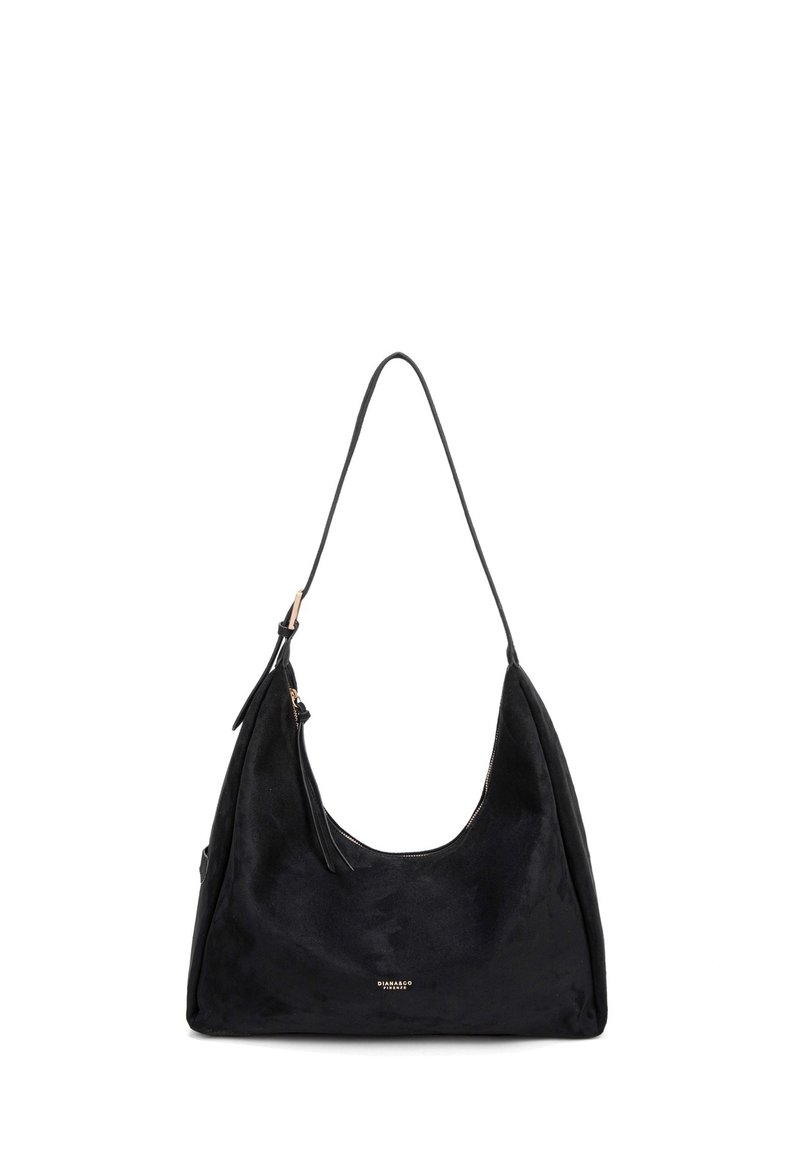 Borsa a spalla in suede nero con una texture liscia, forma curva, tracolla singola regolabile e chiusura con zip caratterizzata da un dettaglio con nappina.
