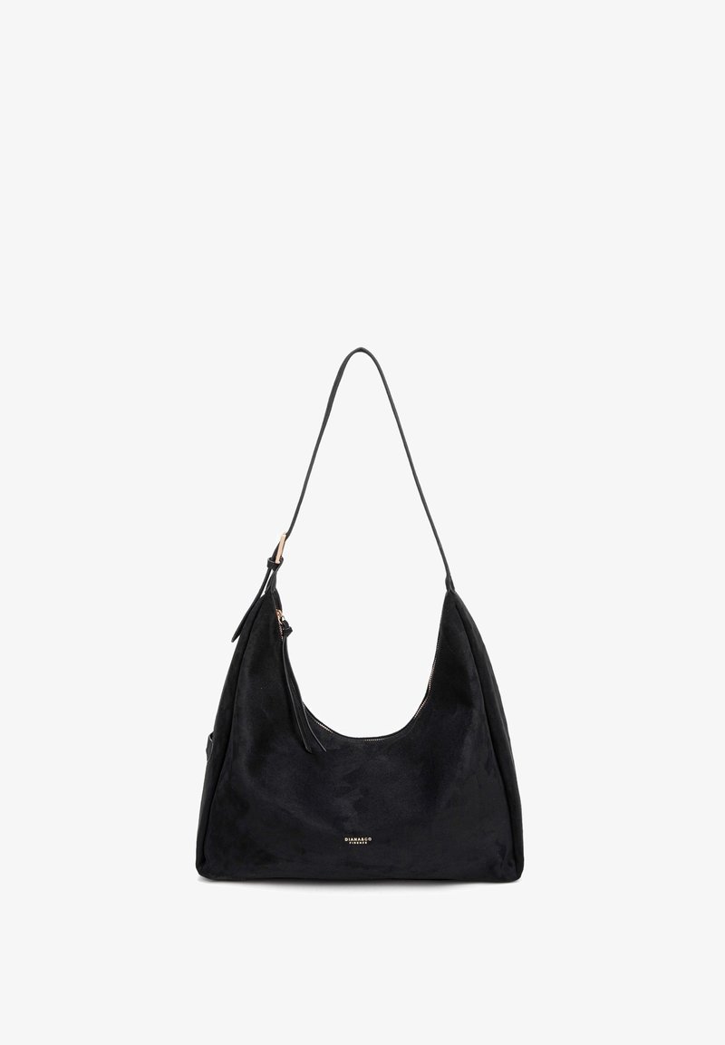 Borsa a spalla in suede nero con una texture liscia, forma curva, tracolla singola regolabile e chiusura con zip caratterizzata da un dettaglio con nappina.
