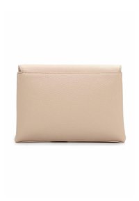 Borsa clutch in pelle beige testurizzata con forma rettangolare e chiusura a patta, mostrata su sfondo bianco.