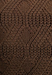 Brązowa dzianina o fakturowanym geometrycznym wzorze z wypukłymi diamentami i skręconymi oczkami, prezentująca różnorodne techniki dziergania.