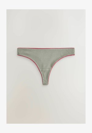 String vert à rayures avec des bords en dentelle rose. Présente un design minimaliste avec une texture lisse et une silhouette taille basse.