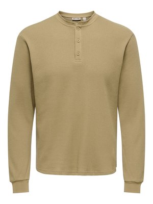Long-sleeve shirt in khaki, textured waffle knit fabric. Features a crew neck with three buttons and ribbed cuffs. Straight, relaxed fit.
