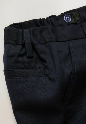 Temno mornarsko modre hlače iz teksturirane tkanine z elastičnim pasom, zapenjanjem na gumb in stranskimi žepi.