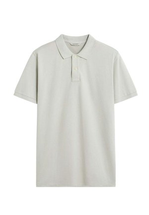 Polo de color gris claro fabricado en una suave tela texturizada. Mangas cortas, un cuello clásico y detalle de tapeta con tres botones.