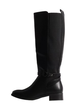 Botte en cuir noire montant jusqu'au genou avec talon bloc bas, bout arrondi, panneau élastique latéral et sangle décorative avec boucle métallique.