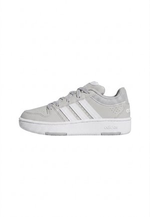 Niedriger hellgrauer Adidas Sneaker mit weißen Streifen, Schnürverschluss, gepolstertem Kragen und gebrandeter Sohle sowie Fersenbereich.