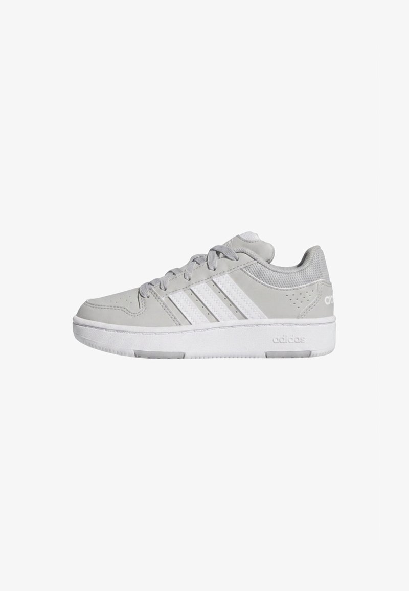 Basket basse Adidas gris clair avec des bandes blanches, fermeture à lacets, col rembourré et semelle ainsi que talon estampillés.