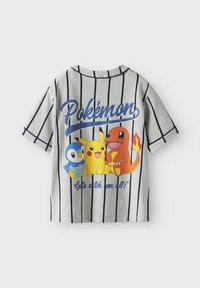 T-shirt grigia a maniche corte con strisce blu verticali, caratterizzata da cartoni animati di Pokémon: Pikachu, Piplup e Charmander, con testo "Devi prenderli tutti!".
