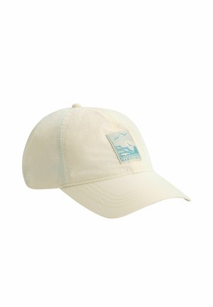 Casquette de baseball beige avec un patch rectangulaire cousu représentant des vagues, des oiseaux et le mot « Nantucket » en bleu et blanc.